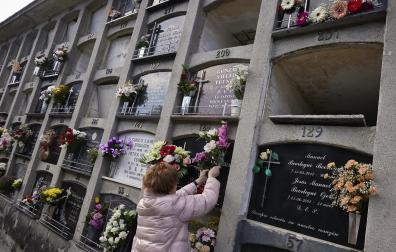 Fotos del día de Todos los Santos en el cementerio de Pamplona.