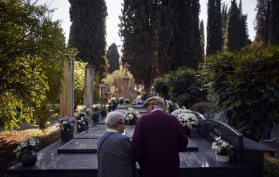 Fotos del día de Todos los Santos en el cementerio de Pamplona.