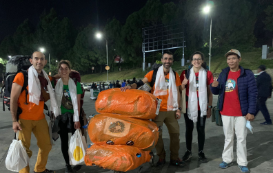 Asier Alonso, Laura Costa, Eva López  y José Antonio Aguilera, con  Mingma Dorji Sherpa en Katmandú.