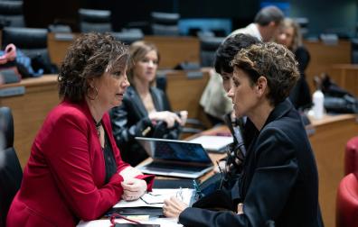 Las socialistas Ainhoa Unzu, María Chivite y Elma Sáiz conversan este jueves durante el pleno del Parlamento de Navarra
