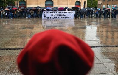 Concentración de agentes de Policía Foral en Carlos III frente al Palacio de Navarra