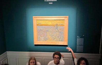 Activistas climáticos frente a la obra 'El Sembrador' de Vincent Van Gogh, sobre la que han arrojado sopa de verdura