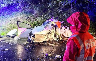 Estado en el que quedó el coche tras chocar contra un camión en la N-121-A en Igantzi