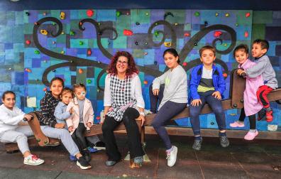 Alicia Ramos, en el centro, con los ocho alumnos del colegio de Beire