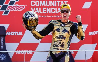 El piloto español de Moto 2, Augusto Fernandez, se ha proclamado campeón del mundo en el circuito Ricardo Tormo de Cheste