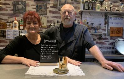 Marisol y Santi, del bar Nilo, muestran su pincho Paladar, con el que compiten el certamen txantreano