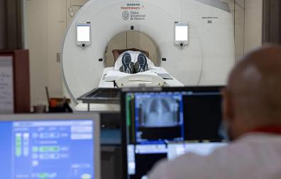 Realización de TAC de baja dosis en paciente para detección de cáncer de pulmón