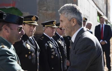 El ministro del Interior, Fernando Grande-Marlaska, saluda a mandos de la Guardia Civil y Policía Nacional en un acto en Cuenca