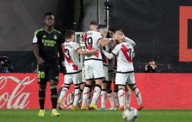 Los jugadores del Rayo celebran el gol anotado por Álvaro García
