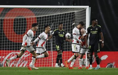 Los jugadores del Rayo Vallecano celebran el gol marcado por Álvaro García