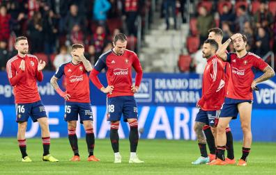 Tristeza en los rostros de los jugadores de Osasuna tras la derrota contra el Barcelona