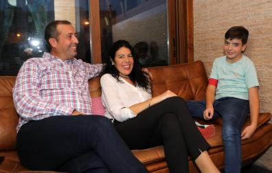 Alberto Ataun Armendáriz y Eva Cacho Rajado junto a su hijo, Nicolás Ataun, de 11 años, en el porche cubierto de su casa.