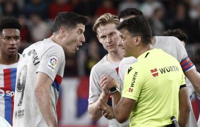 Lewandowski protesta a Gil Manzano durante el partido contra Osasuna