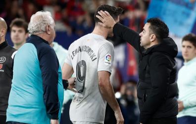 Robert Lewandowski abandona el césped del Sadar tras su expulsión