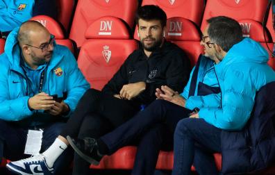 LA CALMA ANTES DEL NUMERITO. Gerard Piqué, sentado en el banquillo de El Sadar antes de que comenzara el encuentro