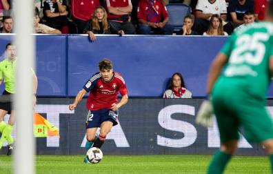 Abde mira al horizonte con el balón en su poder durante el Osasuna-Valencia disputado en El Sadar