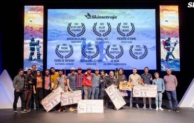Los directores galardonados en las distintas categorías de la novena edición de Skimetraje, en el escenario de Baluarte durante la gala final