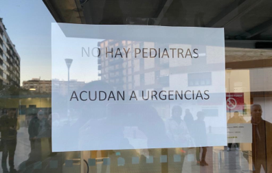 Un cartel en la puerta del centro de salud de San Juan anuncia que no hay pediatras