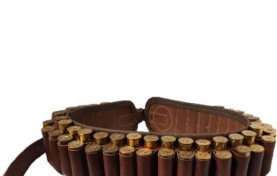 El acusado aparecía en el vídeo con una canana robada en el trastero.