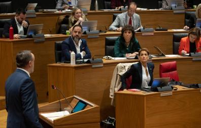 El líder de Navarra Suma, Javier Esparza, durante su intervención en el Parlamento de Navarra ante la presidenta María Chivite, en la segunda jornada del debate sobre el estado de la comunidad