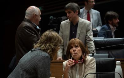 La consejera Ana Ollo (i) y la portavoz de Geroa Bai Uxue Barkos, momentos antes de dar comienzo la segunda jornada del pleno de debate sobre el estado de la Comunidad