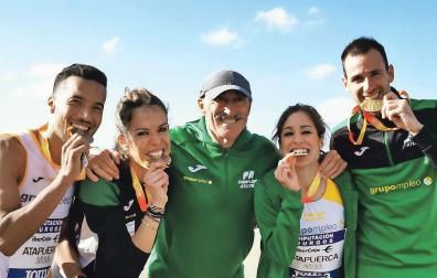 De izda. a dcha., Kader Algham, Maitane Melero, Ignacio Santamaría, Alicia Carrera y Javier Nagore, con sus medallas de oro.