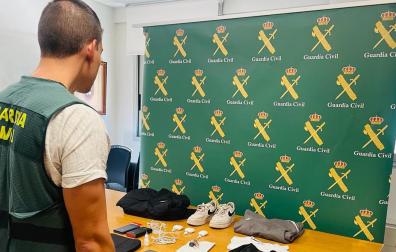 Un agente de la Guardia Civil, con los objetos robados