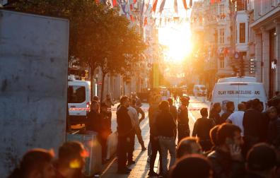 Policía y servicios de emergencias, en la calle Istiklal de Estabul, donde se ha producido la explosión