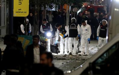 La policía turca investiga las causas del atentado en el lugar de la explosión