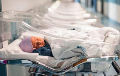 Imagen de archivo de un hospital con varios bebés