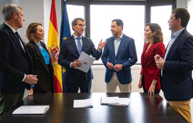 El líder del Partido Popular, Alberto Núñez Feijóo, conversa con varios barones del PP: Isabel Díaz Ayuso, Juanma Moreno, Alfonso Fernández Mañueco y Alfonso Rueda, junto a l secretaria general del PP, Cuca Gamarra