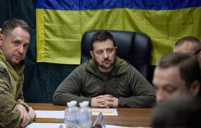 El presidente de Ucrania con altos mandos militares tras recuperar Jerson