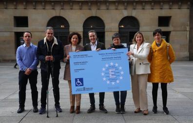 Por la izda: Eduardo Jiménez Izu (jefe de Servicio Jurídico de Derechos Sociales), Juan Larreta Casales (de Okupas motorizados), la consejera Mª Carmen Maeztu, Luis Campos Iturralde(Observatorio Realidad Social), Carmen Burgui Villanueva (CERMIN), Berta Enirque Cornago (Federación Navarra de Municipios y Concejos) e Itziar Cía Pino (Servicio de Impulso de derechos Sociales)