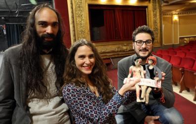 Esther Vital, junto a Giuliano Conti (director de fotografía) e Íñigo Osés (Tripulante Produce), mostrando los muñecos que utilizan en su documental
