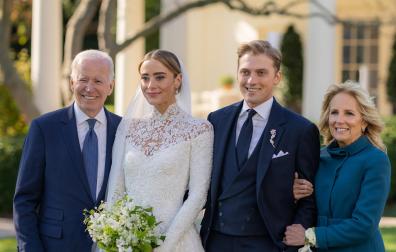 El presidente de los Estados Unidos, Joe Biden (i), y la primera dama, Jill Biden (d), posan en el matrimonio de su nieta Naomi Biden con Peter Neal