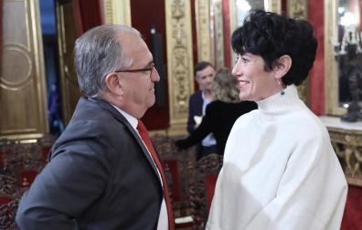 El alcalde de Pamplona, Enrique Maya, conversa con la consejera y portavoz del Gobierno foral, Elma Saiz, y candidata del PSN a la alcaldía de la capital navarra, este martes