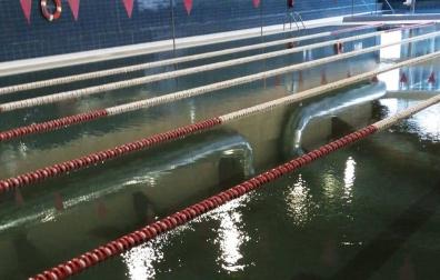 El agua verde en la piscina cubierta de Zizur Mayor