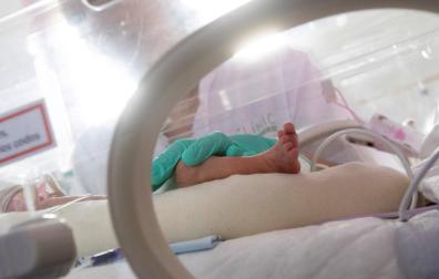 Una enfermera atiende a un bebé