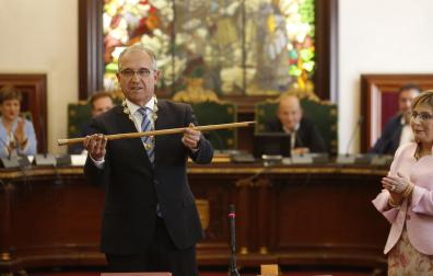 Enrique Maya, con el bastón de mando en el salón de plenos el día que tomó posesión como alcalde en junio de 2019