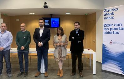 Richard Ocaña, José Ángel Sáiz, Jon Gondán, Piluka García e Iñigo Goñi en la firma del acuerdo presupuestario