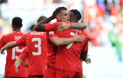 Granit Xhaka felicita a Embolo tras su gol
