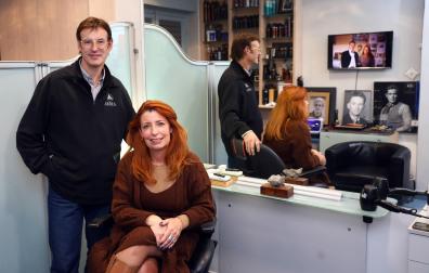 Andrés y Maite Arbea, en la peluquería del primero. Tras el espejo, en el centro, un retrato del abuelo Andrés, fundador de la peluquería Arbea hace 90 años