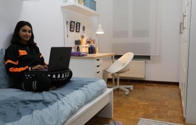 En su habitación, con un portátil, Chaimae Hamda