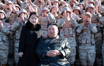 Kim Jong-un junto a su hija en una sesión de fotos con altos cargos del régimen involucrados en el último lanzamiento de un misil intercontinental