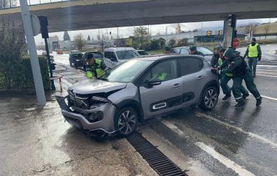 Imagen del vehículo que ha chocado con un taxi este martes en Pamplona