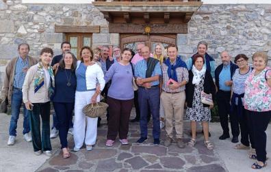 PRIMOS A LOS 70 Marita Urtasun Ruiz (en el medio con jersey lila) conoció a muchos de sus primos Urtasun en su visita a Navarra. En la imagen, tras una comida en Abaurrea Alta, en la puerta de ‘Casa Kijo’
