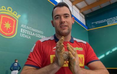 Erik Jaka, ayer por la mañana tras la elección de material en el Remontival de Estella