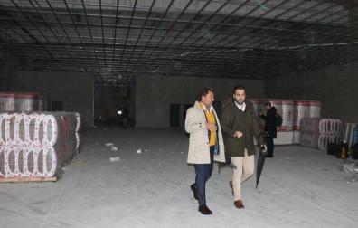 Fernando Vidaurre y Jon Gondán en la visita a las instalaciones del parque comercial de Zizur