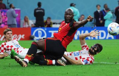 Gvardiol se anticipa a Lukaku en una de las mejores ocasiones para Bélgica