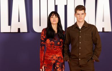 La actriz y cantante Aitana y el actor Miguel Bernardeau posan durante el pase gráfico de la serie "La última", la primera producción original de Disney+ en España